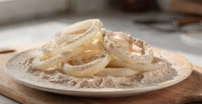 Por que você deve empanar as cebolas na farinha antes de fritá-las: um truque de livros de receitas esquecidos