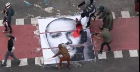 Grupo faz protesto pra relembrar fotógrafo que perdeu um olho