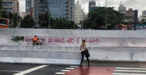 Grafiteiro recupera pintura no Largo da Batata lavando a tinta