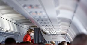 “É pela saúde”: Aeromoça revela o que você nunca deve comer em um avião