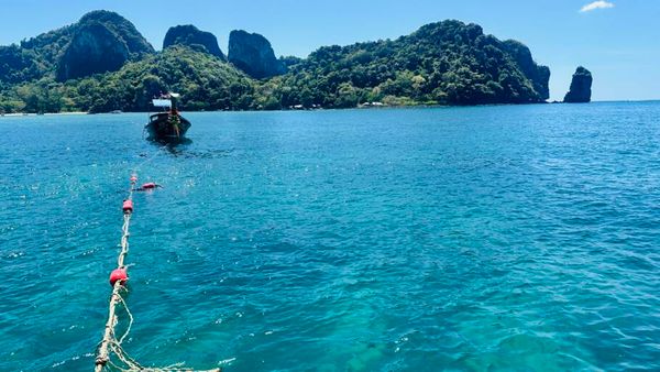 Passeio a Maya Bay, na Tailândia, a praia onde foi filmado 