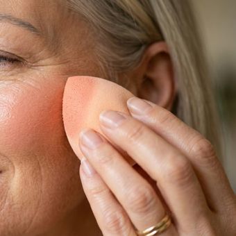 Featured mobile: Aprenda uma maquiagem que rejuvenesce com as famosas: a técnica de aplicar blush em camadas e como ter uma postura elegante