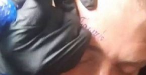 Morador de rua aceita tatuar a testa em troca de dinheiro