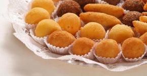 Descubra onde comer salgados quentinhos a qualquer hora por até R$ 2,50