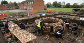 Uma escola queria construir uma quadra esportiva e encontrou debaixo do terreno um forno medieval enorme e milhares de pedaços de cerâmica