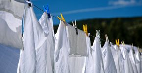 Dica simples para desencardir roupas brancas