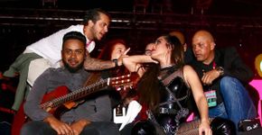 Expulsa do palco, Wanessa se recusa a sair e leva fãs à loucura