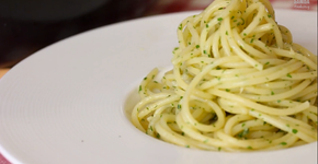 Saiba como preparar o original macarrão alho e óleo italiano
