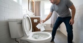 Soube tarde demais por que o papel higiênico não deve ser jogado dentro do vaso sanitário