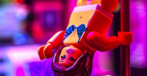 Empresa transforma Lego em clube de strip-tease