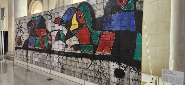 Mural do artista espanhol Joan Miró no Museu Nacional de Arte da Catalunha