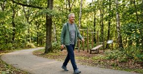Os treinadores concordam: “Caminhar aos 60 anos é ótimo, mas é necessário combinar com exercícios de força, com ou sem pesos.”