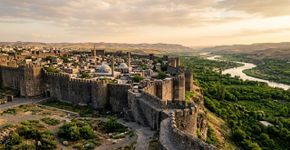 A cidade ideal para comer bem e caminhar ao longo das muralhas da Fortaleza de Diyarbakır: Patrimônio Mundial da UNESCO e uma joia da arquitetura militar.