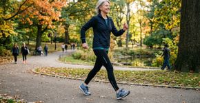 Fazer natação é muito bom, mas os ortopedistas concordam: o melhor exercício para fortalecer os ossos e prevenir a osteoporose