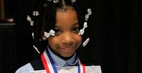 Menina que nasceu sem mãos vence concurso de caligrafia nos EUA