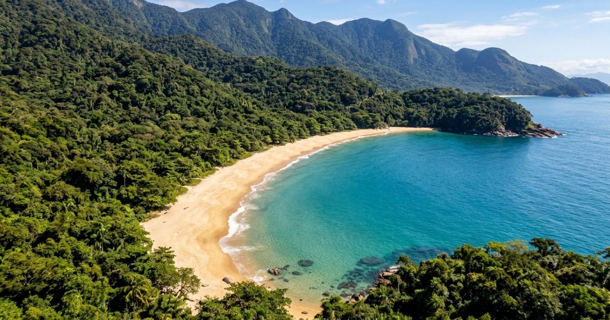 Uma antiga rota do ouro entre montanhas cobertas pela Mata Atlântica e o mar: a região fluminense que reúne centro colonial, ilhas, praias e comunidades tradicionais em um dos raros patrimônios mistos do Brasil