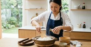 Os japoneses concordam: “Para deixar o arroz mais soltinho e com sabor equilibrado, o segredo é adicionar um fio de vinagre de arroz antes de cozinhar.”