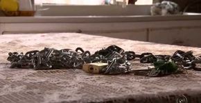 Adolescente agradece a mãe por acorrentá-lo para não usar crack