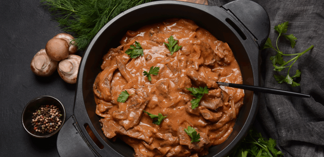 Impossível resistir a essa receita de strogonoff de carne suculento e cremoso
