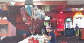 Garota autista comemora aniversário de 18 anos sozinha e foto viraliza