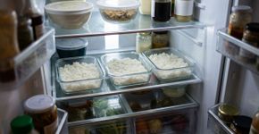 Deixar o arroz cozido esfriando por horas na panela antes de guardá-lo parece inofensivo, mas no Reino Unido a orientação é resfriá-lo rapidamente, idealmente em até 1 hora, e mantê-lo na geladeira por no máximo 1 dia