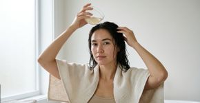 O vinagre de maçã para o cabelo ajuda a equilibrar o pH do couro cabeludo e a amaciar os fios, deixando-os mais fáceis de pentear e com menos frizz