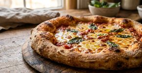 Para deixar a massa de pizza mais saborosa e fácil de abrir, pizzaiolos deixam a fermentação acontecer lentamente na geladeira antes de levar ao forno