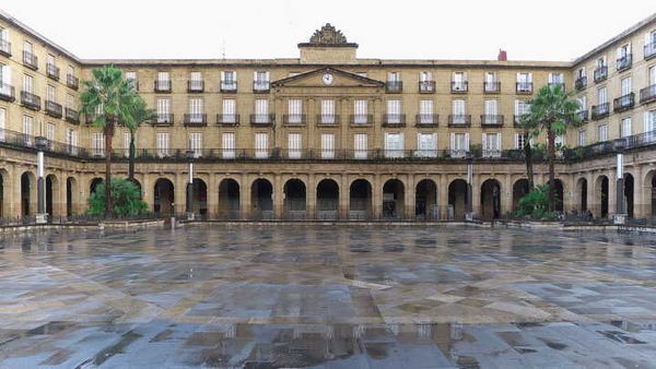 <ab>Plaza Nueva</a> - Situada no Casco Viejo, é cheia de cafés e bares excelentes. Tem toda a características das praças europeias