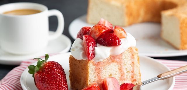 Um bolo de morango com chantilly que vai te surpreender