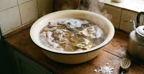 Ontem à noite, deixei os panos de prato e as luvas de cozinha de molho: de manhã, estavam impecavelmente limpos, até as manchas de gordura antigas desapareceram
