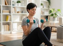Featured side: Noelia Rodríguez, treinadora: “A partir dos 40 anos, esqueça caminhadas de horas, porque não funciona. Exercícios de força, como rosca bíceps e elevação lateral, são perfeitos para trabalhar e tonificar os braços.”