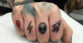 Desenhos de emojis que inspiraram tatuagens pelo corpo
