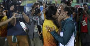 Brasileira do rúgbi é pedida em casamento durante premiação