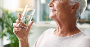 Boca seca em idosos: veja medicamentos e problemas de saúde que podem causar a xerostomia