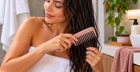 Nem escova, nem pente fino: dentes largos reduzem a tração no cabelo molhado e frágil