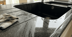Pia de granito opaca? O truque do álcool que devolve o brilho de fábrica