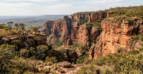 De formações geológicas de origem desértica e marinha a nascentes que alimentam o Pantanal: o parque mato-grossense de 32,7 mil hectares protege 10 tipos de vegetação do Cerrado e centenas de espécies