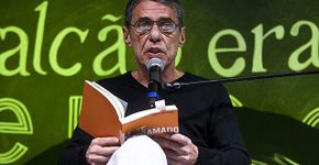 Chico Buarque ganha prêmio com “Leite Derramado”