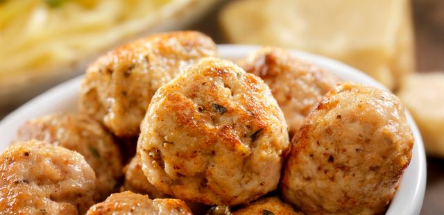 Almôndegas de frango suculentas em alguns minutos