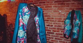 Gaúchas criam roupas com restos de pneus e guarda-chuvas