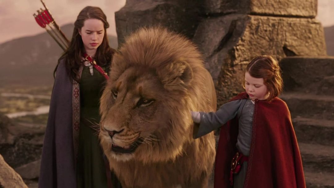 Lúcia e Susana junto ao Aslan em cena do filme As Crônicas de Nárnia