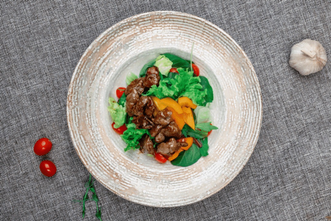 Salada morna de fígado de frango (Imagem: AleksNT | Shutterstock)