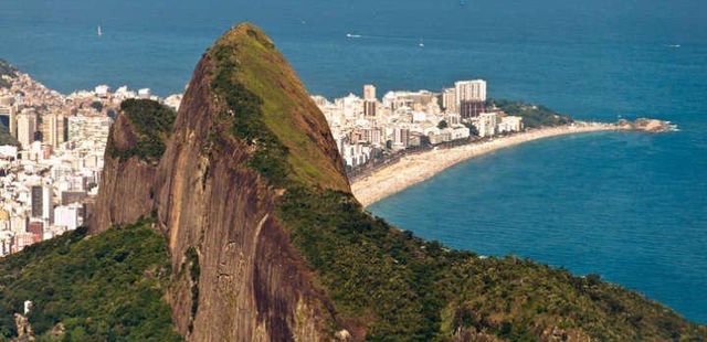 Trilha guiada sobe os 533 metros do Morro Dois Irmãos