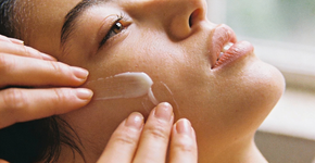 A massagem facial para levantar o rosto depois dos 50 anos