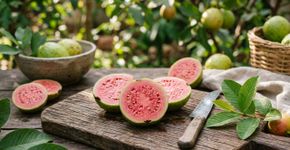 Fruta rica em proteínas que ajuda a ganhar massa muscular e fortalecer os ossos após os 45 anos