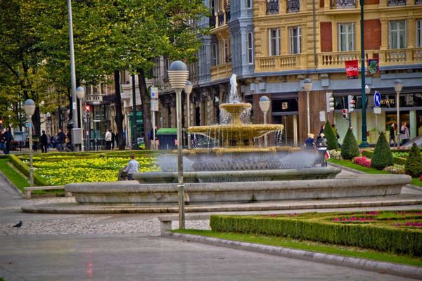 Gran Via Don Diego Lopez - É uma avenida incrível, com uma arquitetura maravilhosa e rodeada por belezas naturais. Tem uma série de bares e restaurantes bem bacanas