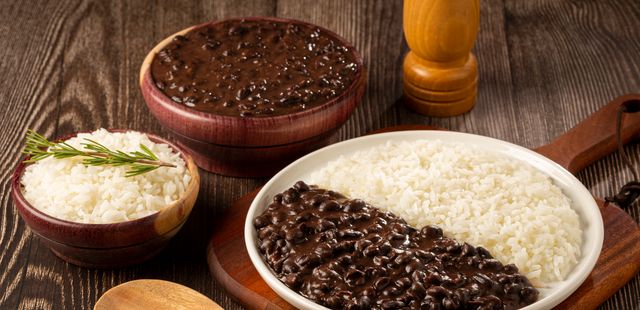 Aprenda o passo a passo de como cozinhar feijão preto para ter um caldo grosso
