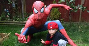 Pai se veste de Homem Aranha em aniversário de filho com câncer terminal
