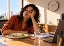 Featured side: Seu corpo parece “desligar” depois do almoço? A sonolência frequente não significa diabetes, mas pode justificar uma avaliação quando surge com outros sinais