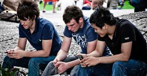 Uso excessivo de celular traz problemas para o corpo